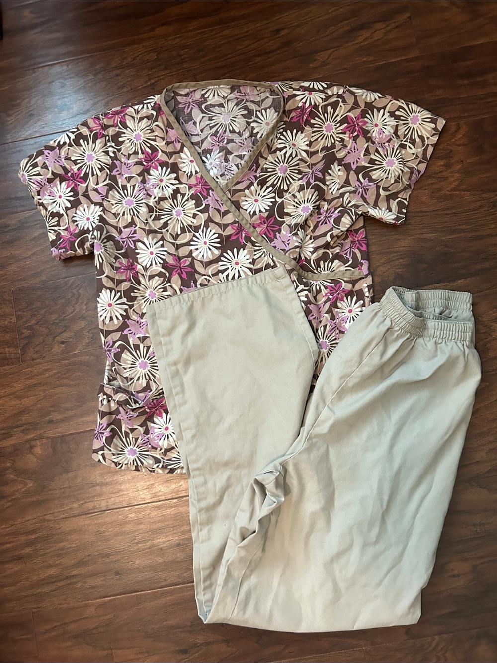 Women's Floral Print Scrub Top and Light Tan Pants Set Small
